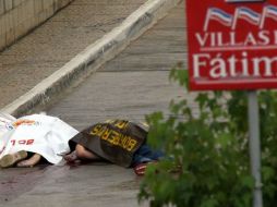 Los cuerpos fueron encontraron sobre una banqueta y frente al centro comercial Plaza Senderos en Acapulco. ARCHIVO  /