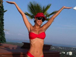 La artista posteó las fotografías en las que aparece tomando el Sol en un bikini rojo. ESPECIAL  /