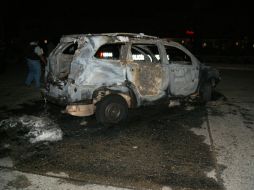Vista de un vehículo calcinado abandonado en el lugar donde se encontraron los cuerpos decapitados de 15 personas. EFE  /