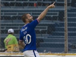 Emanuel Villa festejó su gol con la afición. EFE  /