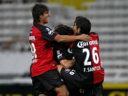 Jugadores del Atlas celebran uno de los goles anotados hoy, en el Estadio Jalisco. E. PACHECO  /