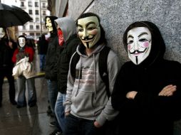 Simpatizantes del fundador de WikiLeaks, tras participar en una manifestación a favor de Julian Assange, en Madrid. EFE  /