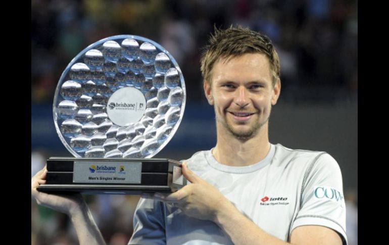 Robin Soderling posa con su primer título del año. EFE  /