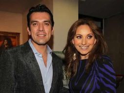 Salinas le dio a la actriz al anillo de compromiso el pasado 24 de diciembre. ESPECIAL  /