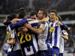 Los jugadores del Espanyol festejando la victoria. EFE  /