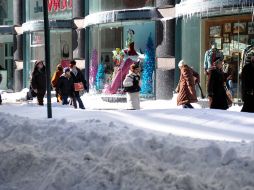 Puentes y carreteras quedaron cubiertas de nieve y granizo. ARCHIVO  /