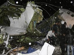 Rescatistas examinan los restos de la aeronave en la zona montañosa de Urumiyeh, Irán. NTX  /