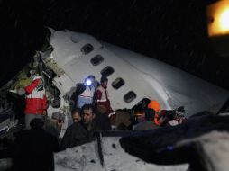 Cuerpos de socorro revisan los restos del Boeing 727, en una zona próxima a Urumiyeh, Irán. NTX  /