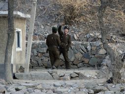 Soldados norcoreoanos saludan a los turistas, Pyongyang ha relajado sus medidas militares tras declararse abierta al diálogo. REUTERS  /