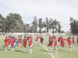 El equipo rojiblanco realiza ejercicios durante la práctica en Verde Valle. ESPECIAL  /