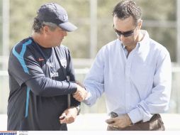 El directivo rayado, Luis Miguel Salvador (der.), apoya al técnico Vucetich (izq.) MEXSPORT  /