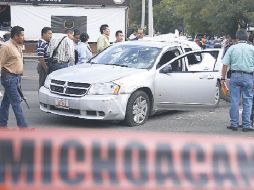 Los autos baleados a plena luz del día son reflejo del nivel de inseguridad e impunidad que persiste en el país. ARCHIVO  /