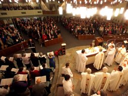 Familiares y amigos asisten a una misa en honor de las víctimas del atentado en Tucson. REUTERS  /