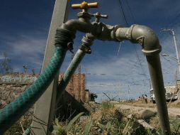 A los habitantes de la metrópoli que adeuden más de cuatro meses en el pago, les pueden suspender los servicios. ARCHIVO  /