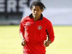 Carlo Costly conduce el balón durante el entrenamiento de ayer en el Estadio Jalisco. E. PACHECO  /
