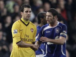 El capitán del Arsenal, Cesc Fábregas, felicita a su homólogo del Ipswich, David Morris. AFP  /