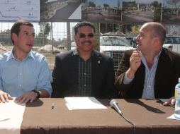 El alcalde de Tlaquepaque, Miguel Castro, el titular del SIAPA José Luis Hernández y el alcalde de Tlajomulco, Enrique Alfaro. S. NÚÑEZ  /