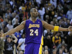 El jugador de los Lakers de Los Angeles Kobe Bryant celebra tras anotar contra los Golden State. EFE  /