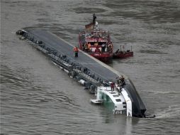 La embarcación sigue intacta, el contenido de ácido no se ha derramado en el Rin. EFE  /