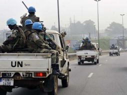 Unidades de Cascos Azules de la ONU patrullan zonas conflictivas de Costa de Marfil. AFP  /