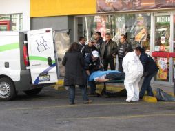 Tras las pesquisas correspondientes, peritos forenses realizaron el levantamiento del cuerpo. M. PATIÑO  /