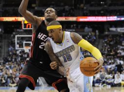 Carmelo Anthony contolando el balón. AP  /