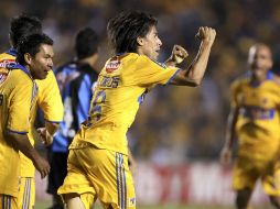 Lucas Lobos de Tigres celebra una anotación en la primera fecha del Clausura 2011. MEXSPORT  /