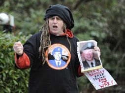 Un seguidor de Julian Assange, porta pancartas con la foto del soldado Bradley Maninnig frente al tribunal de Londres. REUTERS  /