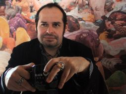 El pintor Sergio Garval muestra su trabajo a todo tipo de público a través de la cadena Black Coffee.A.HINOJOSA  /