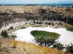 El enorme cráter con su lagunita azul, se torna rojo sangre ante la víspera de un temblor.P.FERNÁNDEZ  /