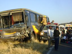 Para la liberación de los cadáveres atrapados, trabajaron de manera conjunta miembros de la Cruz Roja, Protección Civil. ESPECIAL  /