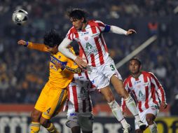 Pablo Quattrocchi (der.) defensa del Necaxa, equipo que mira de cerca la Primera A. EFE  /