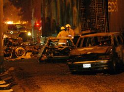 Los automotores secuestrados en la carretera fueron incendiados y ardieron hasta consumirse. NTX  /
