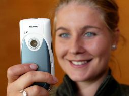 Las cámaras con tecnología antivibración para teléfonos móviles reducen el efecto borroso empleando programas informáticos. AFP  /