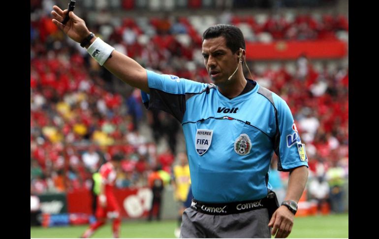 El árbitro mexicano Armando Archundia está dentro de los 10 mejores del 2010. MEXSPORT  /