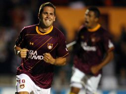Mauro Cejas festejando una anotación de Estudiantes Tecos. AFP  /