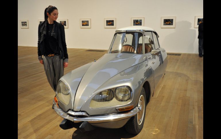 El clásico coche Citroën fue cortado en tres partes y las formas de una sola pieza de la retrospectiva de la obra de Orozco.REUTERS  /