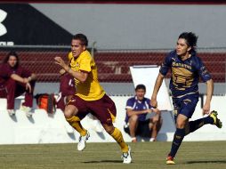 Mauro Cejas corre para alcanzar una pelota, en un duelo en el Estadio 3 de Marzo. MEXSPORT  /