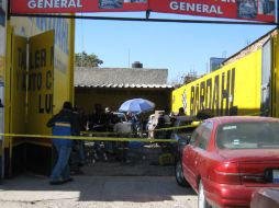 La víctima mortal quedó tirada a unos metros de la entrada del taller mecánico donde ocurrió el homicidio. O. RUVALCABA  /