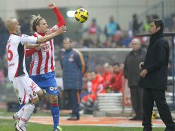 Forlán, del Atlético, pelea el balón con el defensa del Mallorca, José Angel Nunes, durante el partido. REUTERS  /
