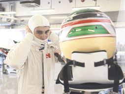 Sergio Pérez se alista para probar su casco. SAUBER MOTORSPORTS  /