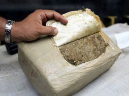 En total, las autoridades confiscaron 64 'ladrillos' de mariguana, con un peso total de casi media tonelada. ARCHIVO  /