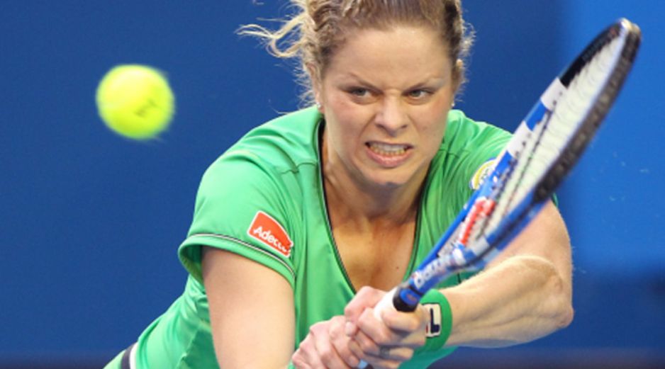 La belga Kim Clijsters devuelve la bola a la rusa Dinara Safina en el choque de primera ronda del Abierto de Australia. AP  /