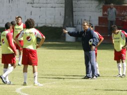 José Luis Real da indicaciones durante el entrenamiento del Guadalajara. M. FREYRIA  /