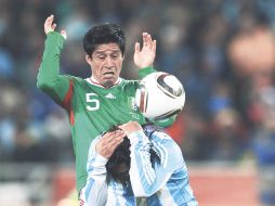 Osorio en una jugada con el argentino Carlos Tévez, en el Mundial de Sudáfrica 2010. GETTY IMAGES SPORT  /