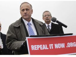 El republicano Steve King da una conferencia para repeler la reforma de Salud de los demócratas. AFP  /