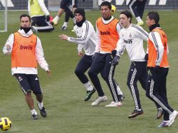 Los jugadores del Real Madrid se preparan para el partido. EFE  /