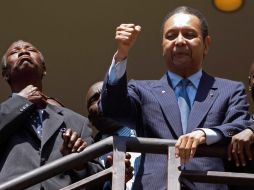 El ex dictador, Jean Claude Duvalier, saluda desde el balcón de su hotel, en Haití. AP  /