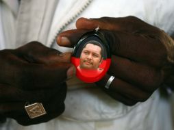 Una mujer sostiene una fotografía del ex presidente Jean-Claude Duvalier en los tiempos en los qu era mandatario (1971-1986). AFP  /