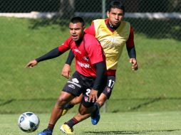 Alfredo González y Edgar Pacheco en un entrenamiento de los Zorros. AFP  /